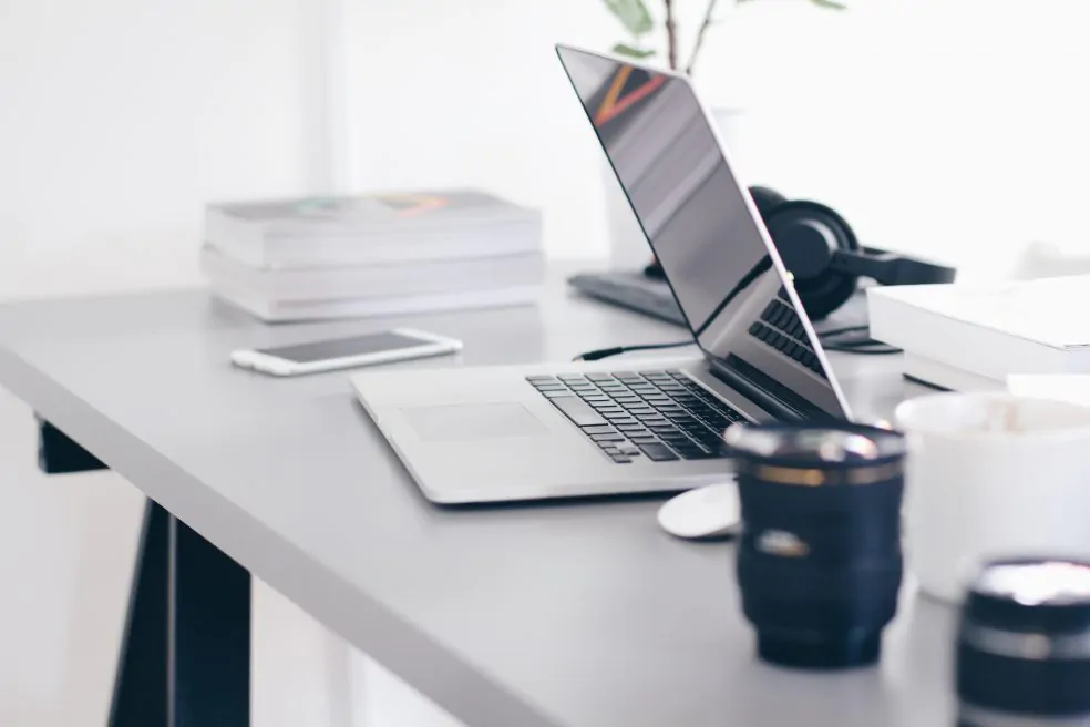 Matériel de bureau sur bureau nettoyé