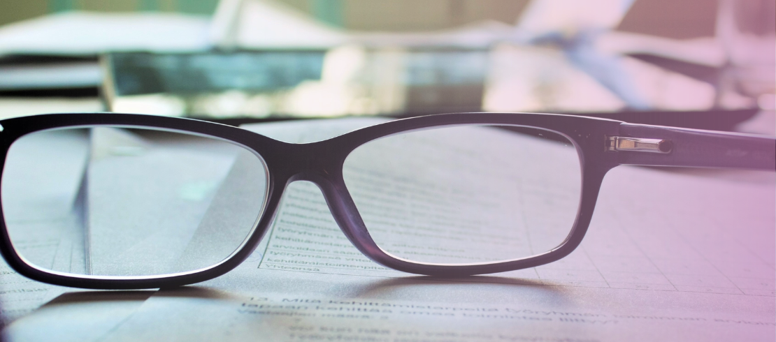 Paire de lunettes posées sur une table