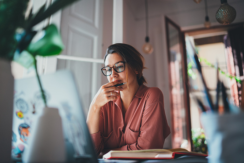 Une femme freelance devant son ordinateur portable