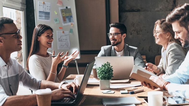 Indépendants freelances en train de parler autour d'une table