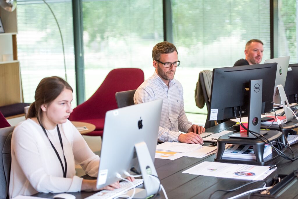 manager de transition dans son bureau